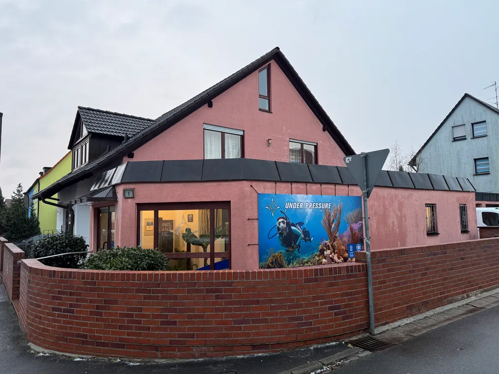 Außenansicht des Dive Centers mit Unterwasser-Wandbild